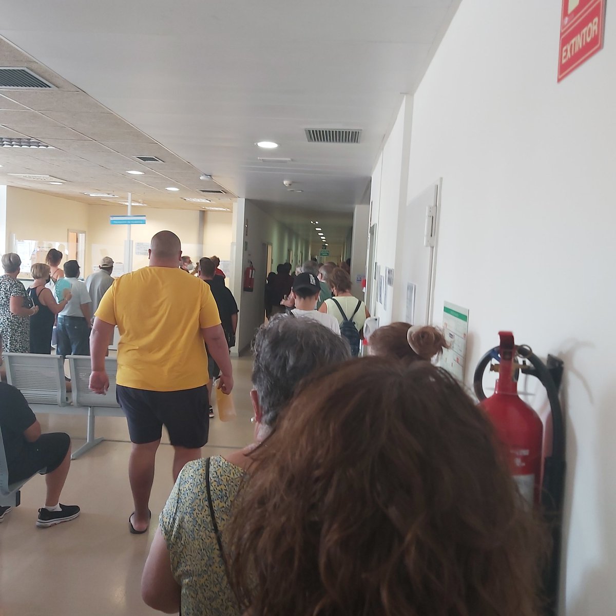garrapateando's tweet photo. Casi dos horas de espera para una analítica en el #hospitalinfantasofia. Personas mayores, embarazadas...esperando de pie y por otro lado, personal saturado que no da a basto.
Esta es la maravillosa gestión de la @ComunidadMadrid @IdiazAyuso  #SanidadPública https://t.co/0rjHCrU36z