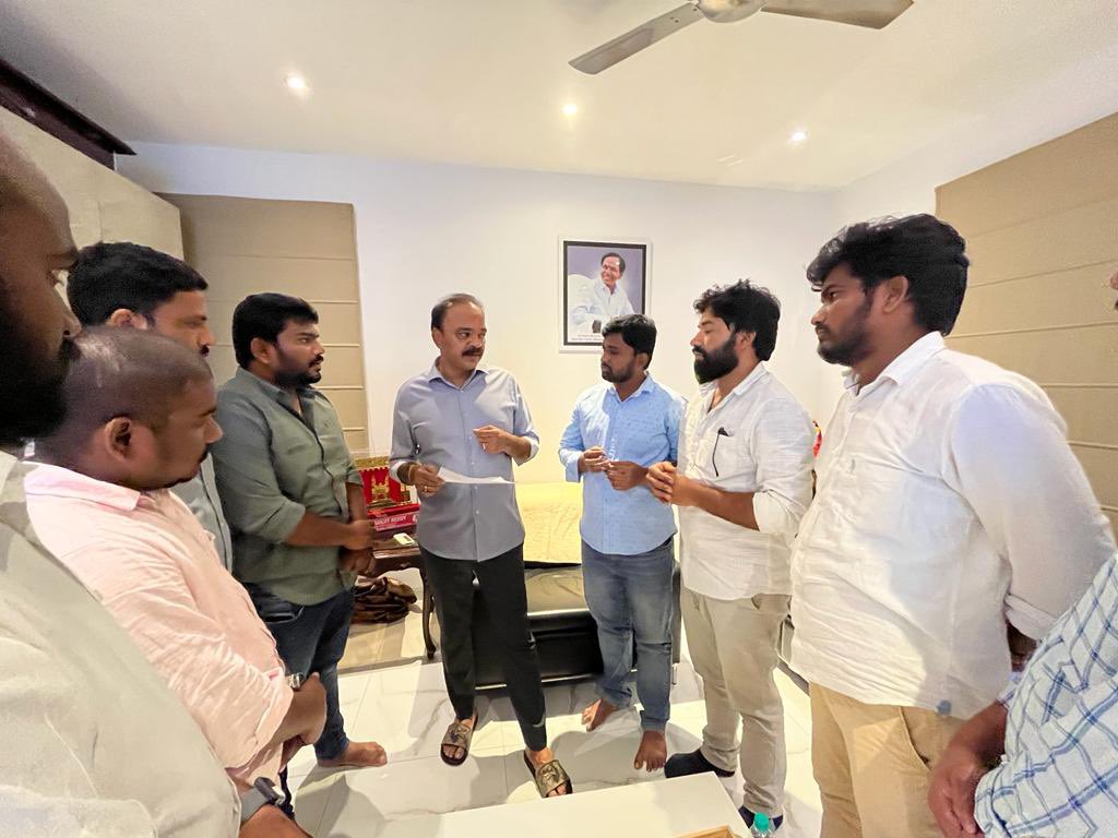 SridharGRR's tweet photo. చేవెళ్ల ఎంపీ రంజిత్ అన్న గారితో ఓయూ విద్యార్థి JAC భేటి,

యూనివర్సిటీ విద్యార్థుల పై కేంద్ర ప్రభుత్వ వ్యతిరేక విధానాలను పార్లమెంట్ లో ప్రశ్నించే పలు అంశాలపై విద్యార్ధి సంఘాల తో చర్చించిన ఎంపీ @DrRanjithReddy రంజిత్ రెడ్డి https://t.co/AbfVQ6sRzr