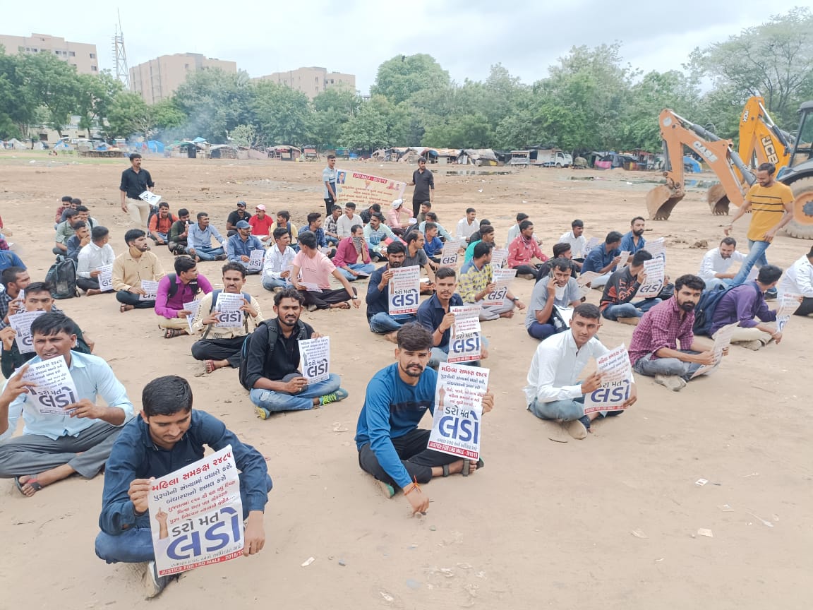 rohitkumarmali's tweet photo. #lrd 2018 19 ની ભરતીમાં મહિલા સમકક્ષ 2485 જગ્યા માટે ઉમેદવારો દ્વારા સત્યાગ્રહ છાવણી ખાતે ધરણા પ્રદર્શન..
#LRD_MALE_મેદાને https://t.co/cbcTnn1cjZ