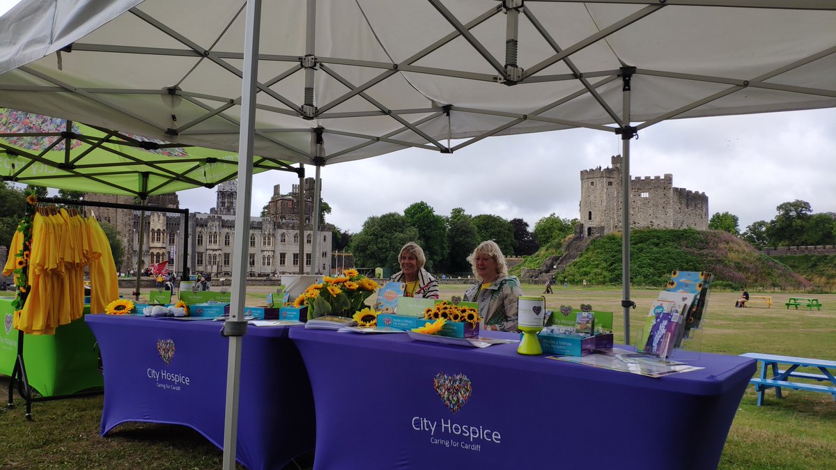 cdfvolcentre's tweet photo. It was great to visit the display of the #Foreverflowers in the grounds of #Cardiff Castle last weekend and to talk to the #volunteers of City Hospice. You can still support @CityHospice by purchasing a sunflower in memory of a loved one and enjoy the display until 14 August. https://t.co/L7PwsQlo60