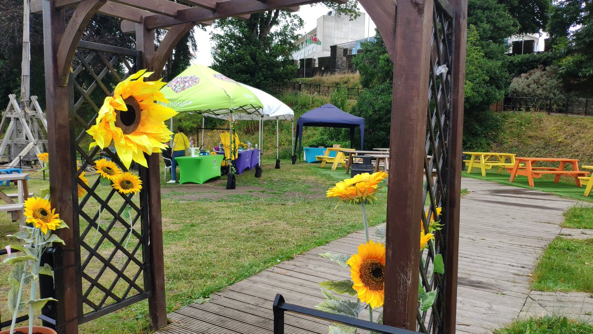 cdfvolcentre's tweet photo. It was great to visit the display of the #Foreverflowers in the grounds of #Cardiff Castle last weekend and to talk to the #volunteers of City Hospice. You can still support @CityHospice by purchasing a sunflower in memory of a loved one and enjoy the display until 14 August. https://t.co/L7PwsQlo60