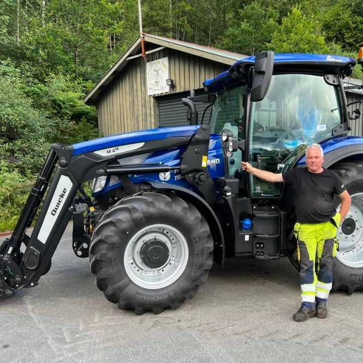 Quicke_UK's tweet photo. Ålgård Landbrukssenter
We would like to congratulate Mge Fidjeland in Sira 
📸 a new New Holland T5.140 Auto Command &amp; Quicke Q4M loader 🤠

Ask your dealer for a Quicke

#quickeuk #teamålgårdlandbrukssenter #frontloaders #newholland https://t.co/1dd0J2ij1z