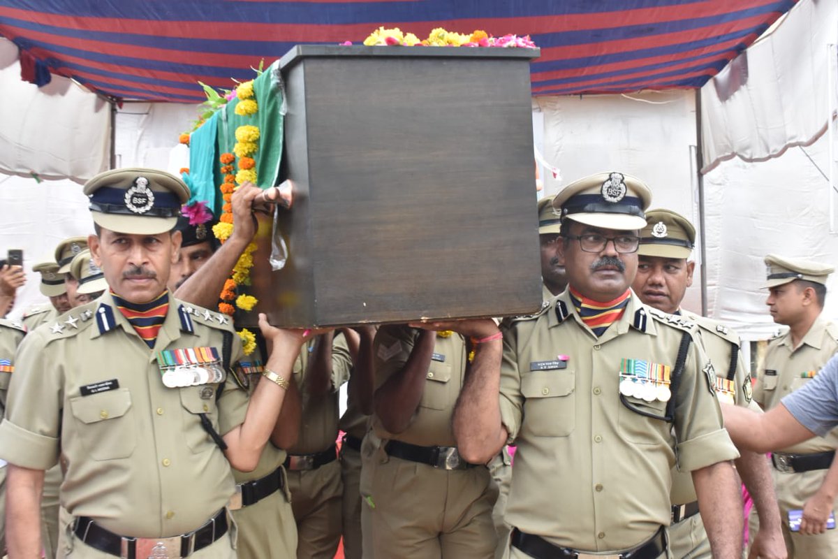 BSF_Gujarat's tweet photo. A wreath laying ceremony was organised with full force honors @BSF_Gujarat 83 BN  campus #Barmer today morning, for paying tribute to mortal remains of Late HC/GD Sanwla Ram Vishnoi who laid down his life in Congo while being deployed as part of UN peacekeeping mission @MONUSCO. https://t.co/JBbwfj98YX