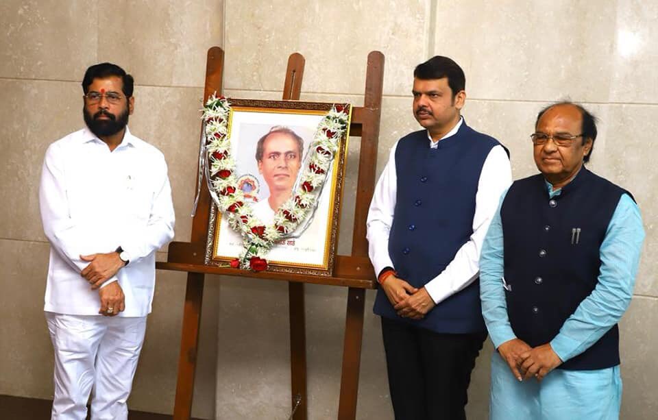 mieknathshinde's tweet photo. संयुक्त महाराष्ट्राच्या चळवळीत लोकनाट्याद्वारे जनजागृती करणारे ज्येष्ठ मराठी साहित्यिक #लोकशाहीर #अण्णाभाऊ_साठे यांना जयंतीनिमित्त तसेच भारतीय असंतोषाचे जनक,महान स्वातंत्र्यसेनानी, पत्रकार व थोर समाजसुधारक #लोकमान्य #बाळ_गंगाधर_टिळक यांच्या स्मृतिदिनी विनम्रतापूर्वक अभिवादन केले. https://t.co/F4aBlDO5Fy