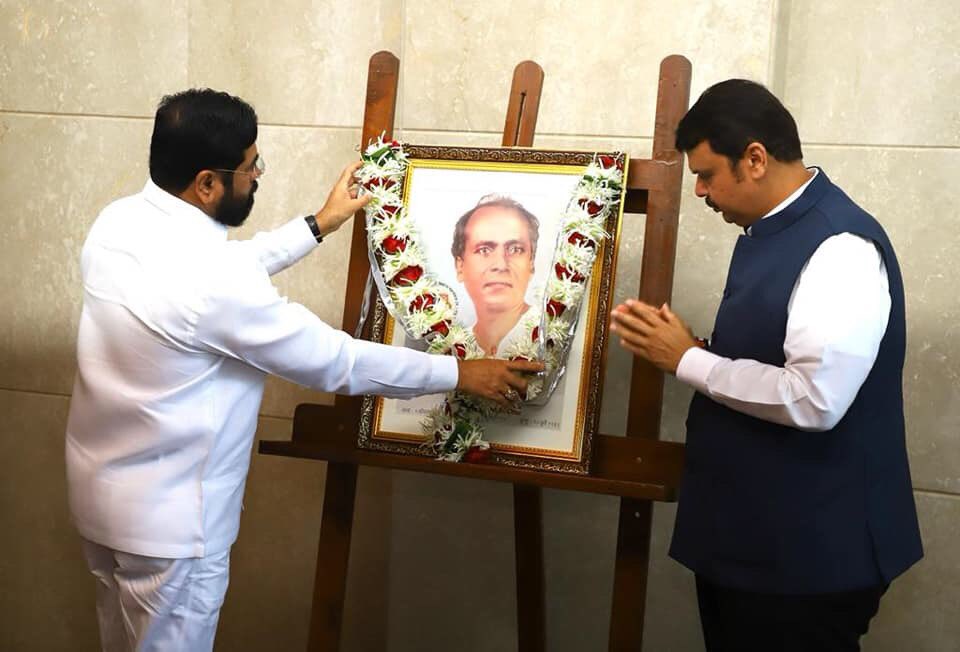 mieknathshinde's tweet photo. संयुक्त महाराष्ट्राच्या चळवळीत लोकनाट्याद्वारे जनजागृती करणारे ज्येष्ठ मराठी साहित्यिक #लोकशाहीर #अण्णाभाऊ_साठे यांना जयंतीनिमित्त तसेच भारतीय असंतोषाचे जनक,महान स्वातंत्र्यसेनानी, पत्रकार व थोर समाजसुधारक #लोकमान्य #बाळ_गंगाधर_टिळक यांच्या स्मृतिदिनी विनम्रतापूर्वक अभिवादन केले. https://t.co/F4aBlDO5Fy
