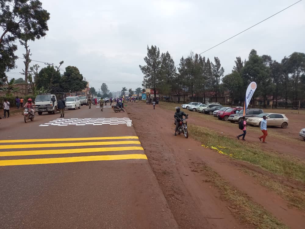 RC Wakiso painted a Zebra crossing and put up the road Signage at Kayunga trading centre along Hoima Road.Thanx to #DAROYALS,#Ugandapolice,#Redcross,#UNRA