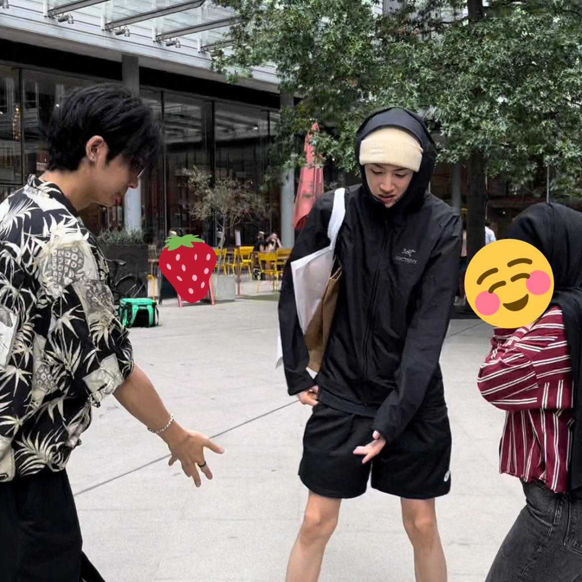 kinoloops's tweet image. not gonna post the full thing for my own privacy lol but a bonus shot from before taking pics where wooyu were making way for me to stand between them😭❤️ i kinda felt bad for approaching them in their free time but they were so lovely abt it literally best day of my life #펜타곤