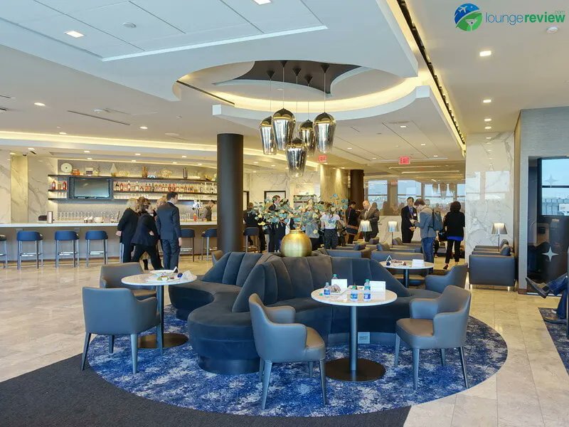 lounge_review's tweet photo. Flying through Los Angeles Airport for your long-haul flight this week? Experience the #UnitedPolaris Lounge LAX, one of the six opened for United Polaris first and @UnitedAirlines Polaris business class customers.
https://t.co/38934vdxYf
@flyLAXairport https://t.co/o3IgVkMzhd