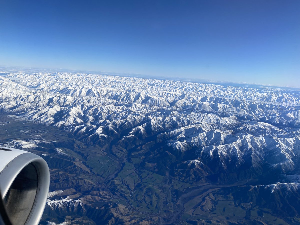 bookaye's tweet photo. Not a bad Monday morning commute #southislandsnow #commuting #NZ https://t.co/huUE1xjKwP