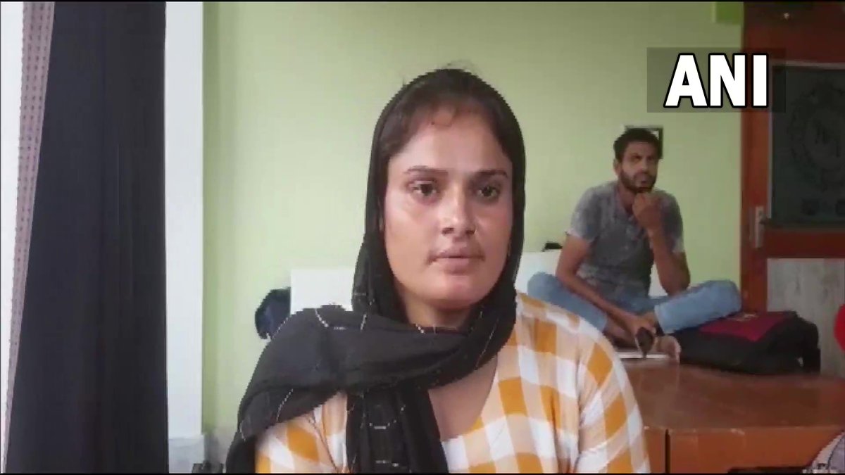 ANINewsUP's tweet photo. UP | A YouTube-based singer Farmani Naaz (in pic) released a Shiv Bhajan 'Har Har Shambhu' recently; some Muslim clerics allegedly called it 'anti-Islamic', saying that singing &amp; dancing is prohibited in Islam. https://t.co/jwRjSCBKBV