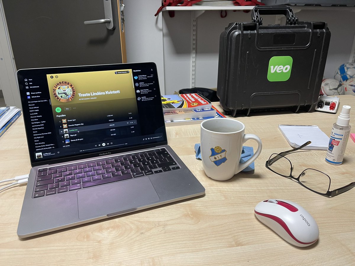 frostrom's tweet photo. Första (officiella) dagen på den nya tjänsten Ungdomsansvarig i Östers IF. Börjar med en kaffe och lite Traste Lindén (lycklig man). Hårt jobb väntar för en bättre framtid och ett bättre Östers IF. #ÖstersIFAkademi ❤️💙❤️ https://t.co/vYikPrHsGe