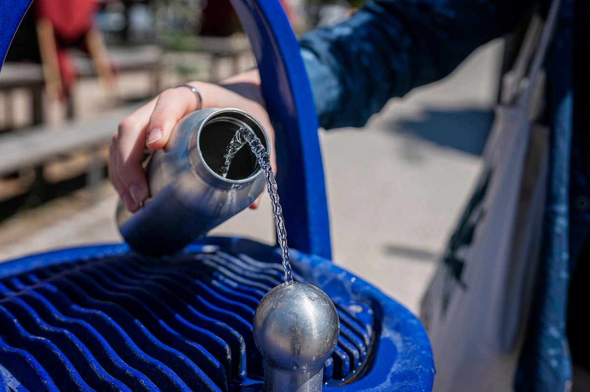 Nach einer kurzen Verschnaufpause geht es weiter mit Temperaturen über 30 Grad. Öffentliche Plätze, an denen es #Trinkwasser gibt, sind in diesen Tagen besonders wichtig. Wo ihr sie findet 👉 forum-trinkwasser.de/die-beste-erfr…

#Wasser #Leitungswasser #Hitze #Hitzewelle #Gesundheit