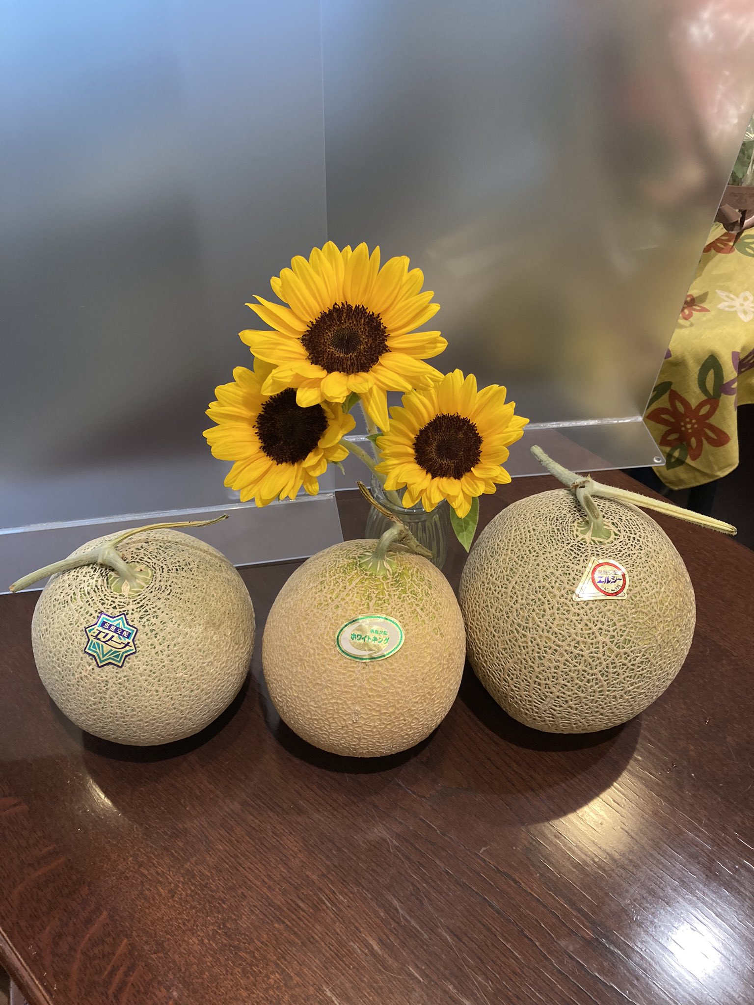 フルーフ デゥ セゾン 近所のお花屋さん 花文 さんより 岩見沢産のひまわりを頂きました メロンも岩見沢産 メロンパフェも始まりましたよ T Co 7w1tlhjyy5 Twitter