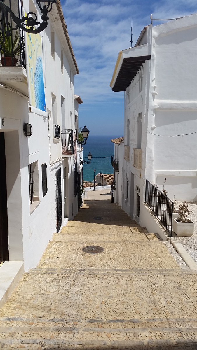 Pintoresca, elegante, única y bella como ella sola. Así es uno de los pueblos más bonitos de España y de todo el mundo.

Así es Altea...

#Altea #PueblosDeEspaña #Agosto #VacacionesEnAltea #LosPueblosMasBonitosDeEspaña #PlayasEnAlicante #TownsSpain #TheMostBeautifulTownsSpain