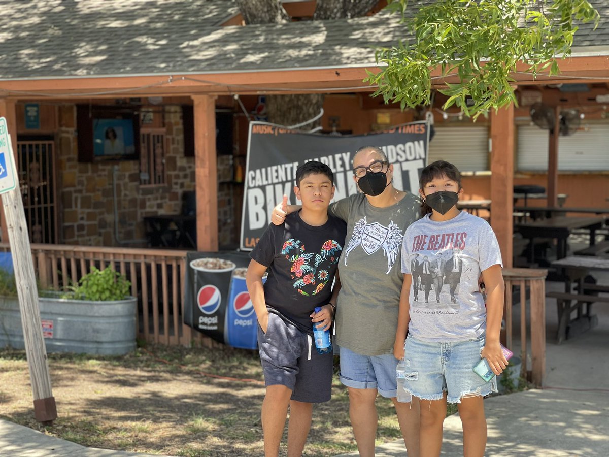 IOutdors's tweet photo. The four horsemen          🍔🔥🥵 🔥 🍔 hamburger challenge!  It’s smokin’ HOT! 🔥Man vs Food! Shoutout to Chunky’s Burgers! #greatfood #bestbugers  #manvsfood #chunkysburgers  #adamrichman #sanantoniotx  #familyfun https://t.co/mTCnN2cP0x