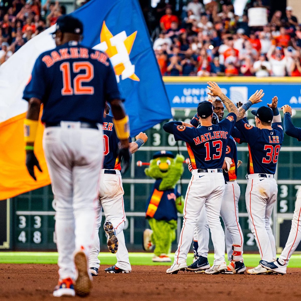 OrbitAstros's tweet photo. When you tryna sneak in the cool kids’ photo… 📸 👀 https://t.co/07tSejWTam