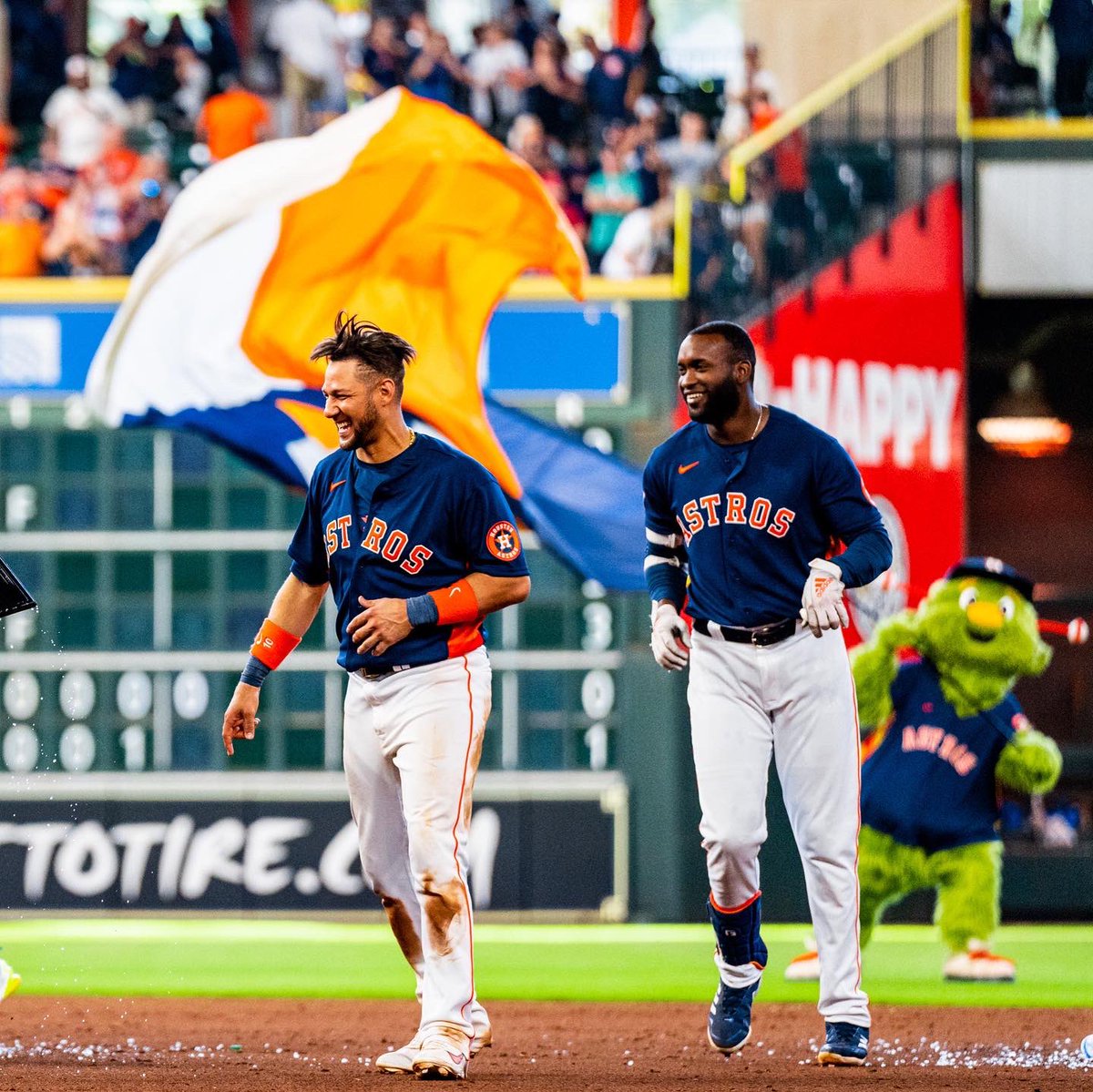 OrbitAstros's tweet photo. When you tryna sneak in the cool kids’ photo… 📸 👀 https://t.co/07tSejWTam