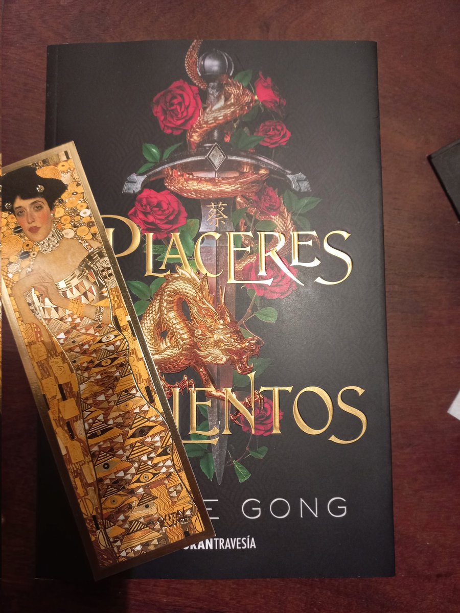 ❤️‍🔥Abro hilo reaccionando a Placeres violentos de Chloe Gong❤️‍🔥

Este libro lo voy a estar leyendo en conjunto con @wattpad_Booknet <a href="/beatrice_lebrun/">Beatrice Lebrun 🇻🇪</a> y @sadclown_666 y para la ocasión abrí este señalador dorado bien artsy.