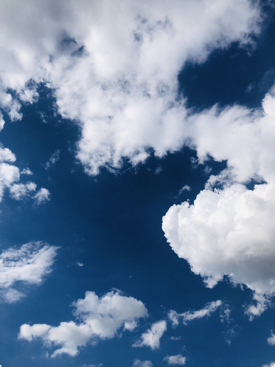 vaal_cano's tweet image. El cielo está hermoso porque ahí está Ema 🤍👼