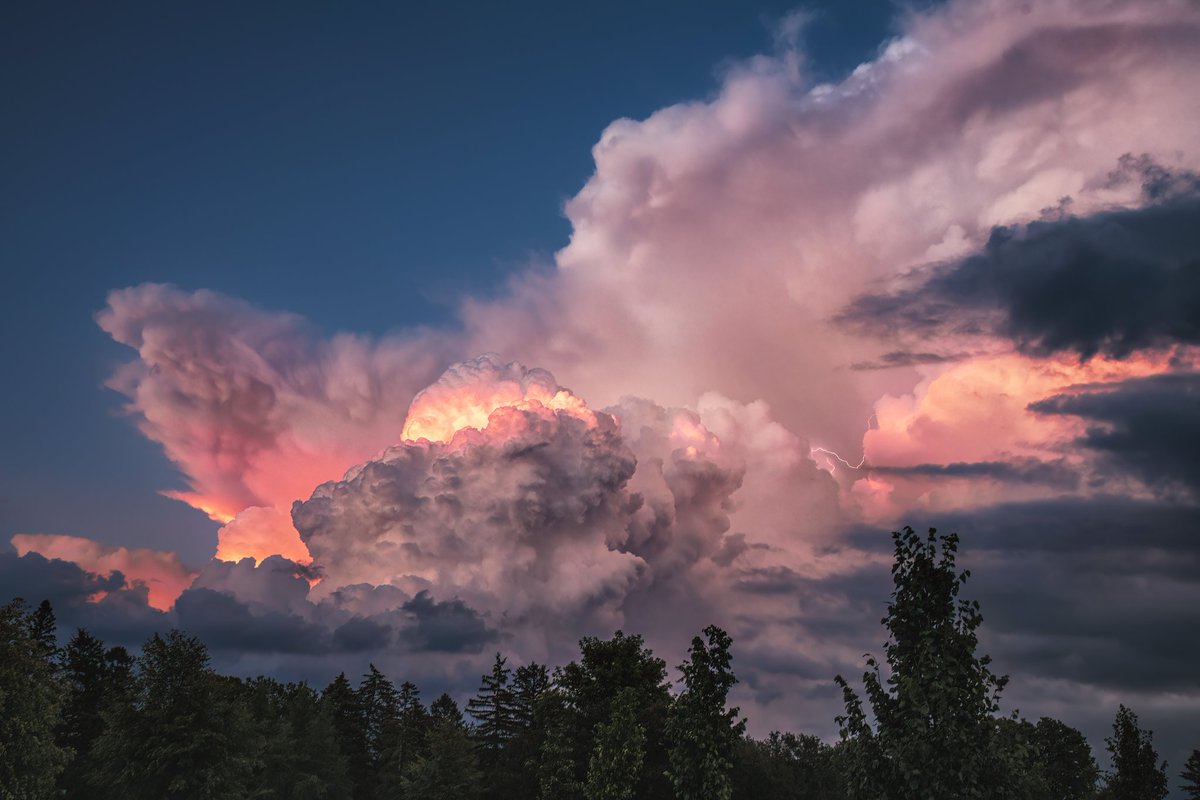 tim_graul's tweet photo. Sunset thunderstorm #mnwx https://t.co/lFzKBPD8vc