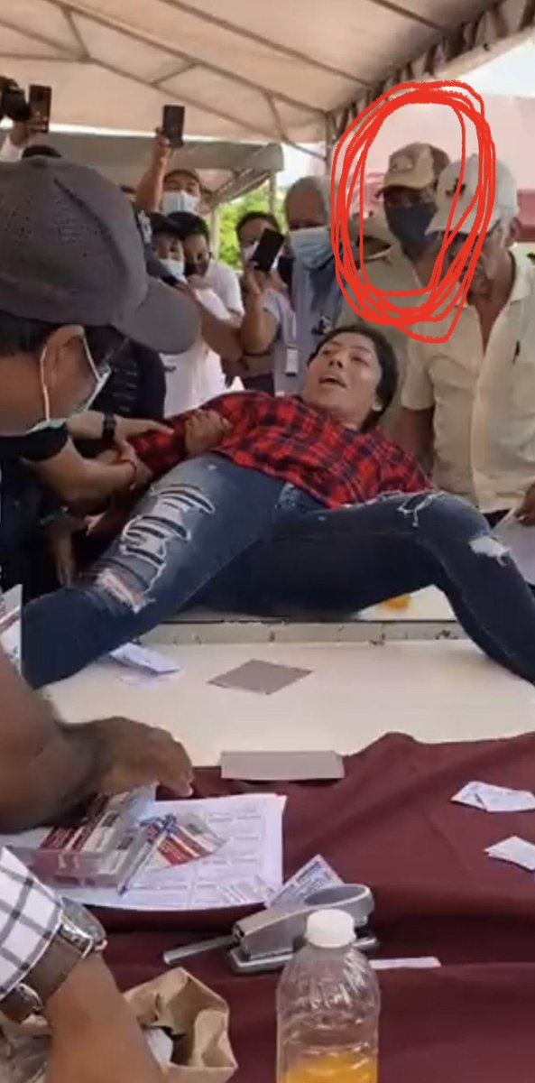 gueronieves's tweet photo. @CARLOSEES Ese señor de ahí, clarito podemos ver qué es el mismísimo @FelipeCalderon Violentando el “ejercicio democrático” no se vale #CuantosMasCalderon https://t.co/k0v7BLNYjM
