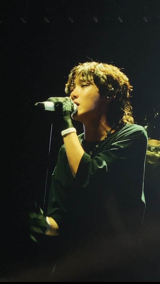 Omg the visuals 😍😍 he looks hot 🔥🔥even swearing #jhopeAtLollapalooza #JHOPE #jhopeatlolapalooza #hobipalooza #HOSEOK