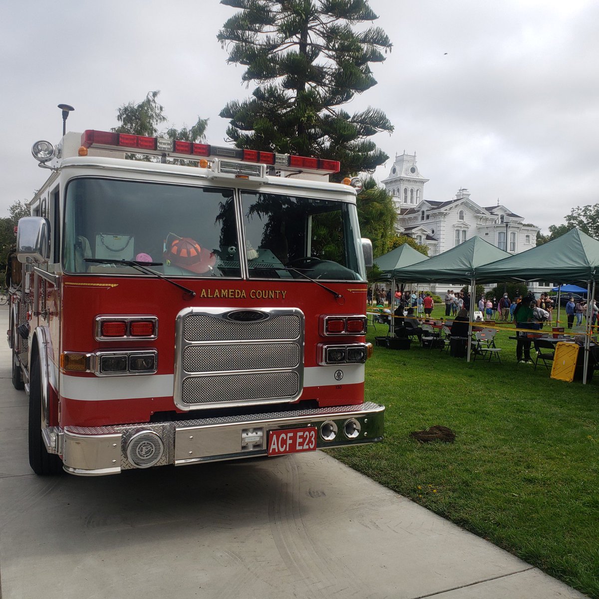 AlamedaCoFire's tweet image. ACFD supported the “Backpacks for Kids” at Meek Estates in Cherryland today. The event was sponsored by the Grant Avenue Foundation. #ALCOFIRE #engine23 @cherrylandhwd
