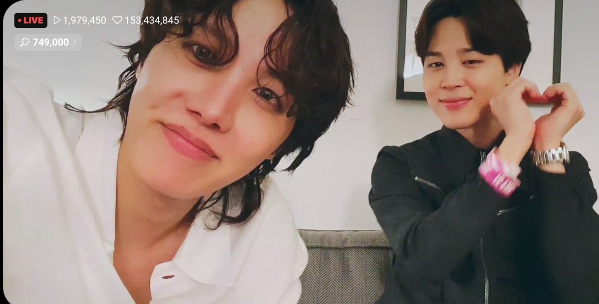 Armylov35335474's tweet photo. 🐥 | La calidad del performance fue ¡te vi como un fan! Fue tan genial 
🐿 | ¡Los elogios de los miembros son los mejores! En serio:)
🐥| ¡En serio, fue muy divertido! 
Mientras bailaba,a veces me detenía y decía "wow él es tan genial"

"LET'S BURN HOBIPALOOZA STAGE"
SIENNA
Vlive https://t.co/agJXRZxvJR