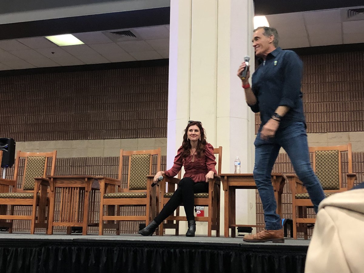 We were lucky enough to meet, shake hands with, and talk to @JohnWesleyShipp and @mishharrison at #SmokyMountainFanFest while we were in Gatlinburg! @CW_TheFlash