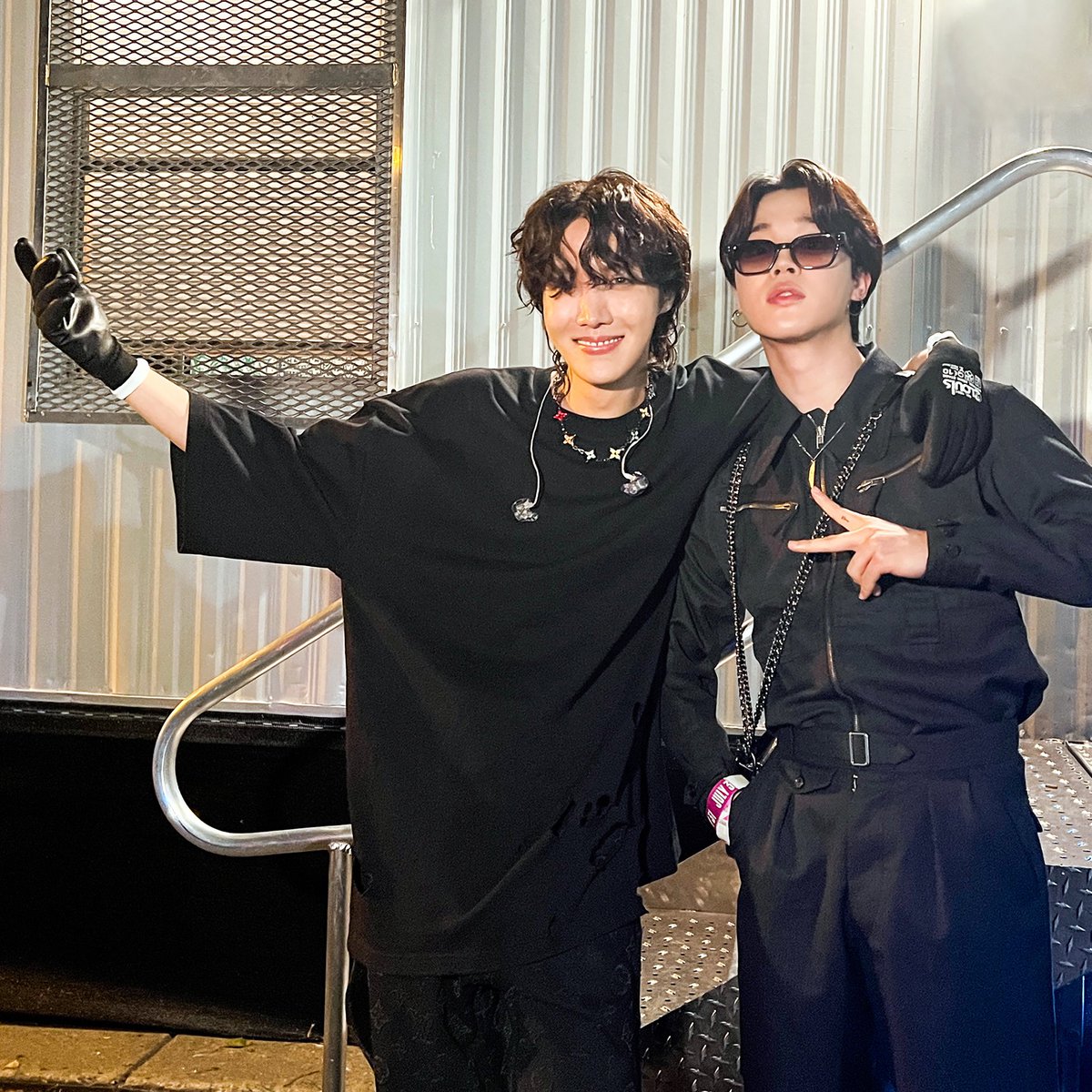__Amyyyyyyy_'s tweet photo. Jimin le dio energía a hobi 🥺🥲💜 https://t.co/eSG3hUi8UX
