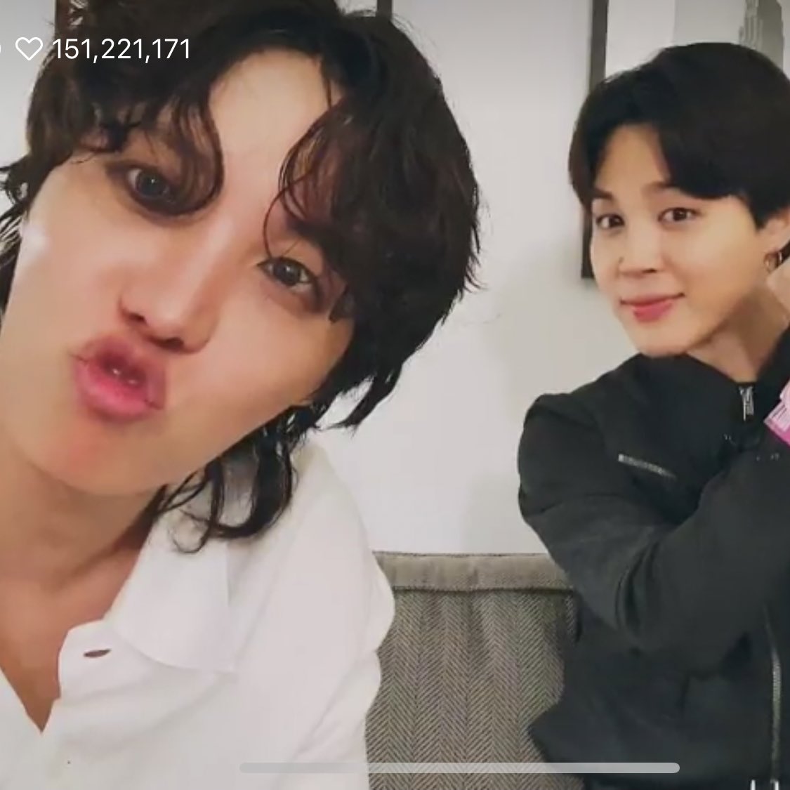 __Amyyyyyyy_'s tweet photo. Jimin le dio energía a hobi 🥺🥲💜 https://t.co/eSG3hUi8UX