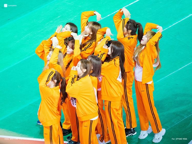 izonethinkr's tweet photo. seeing them greet fans together is giving me flashbacks https://t.co/poWih1eZ7B
