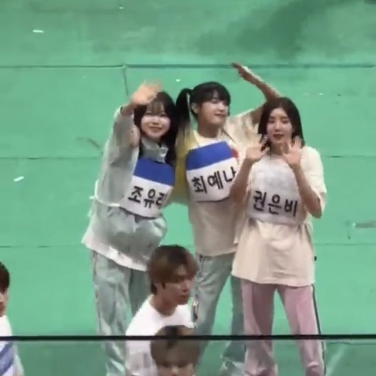 izonethinkr's tweet photo. seeing them greet fans together is giving me flashbacks https://t.co/poWih1eZ7B