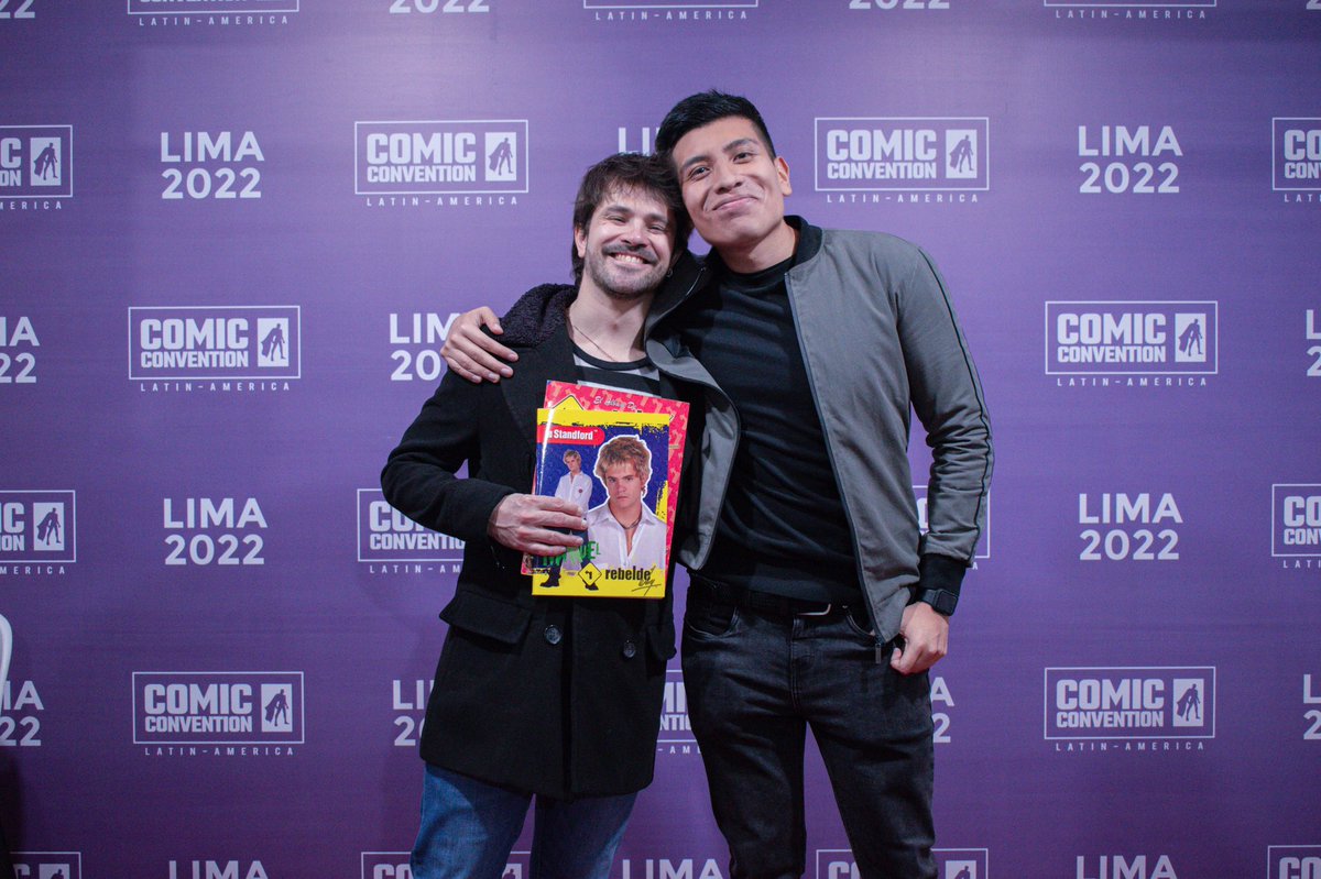 notthedroide's tweet photo. Ayer me sentí muy orgulloso de mi yo de niño por elegir el cuaderno con @FelipeColombo en la tapa, todo un visionario para este momento a futuro 😂 ❤️ #Erreway #ComicConLima https://t.co/MrF7UvY2bq