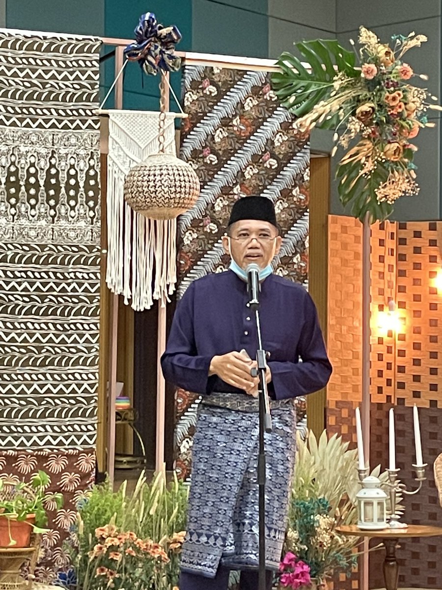 azulitasalim_'s tweet photo. Selamat Bersara Tuan Haji Kamsani Adam, Pengarah Bahagian Penyeliaan LPP.  Seorang yang suka membantu rakan-rakan,  komited dalam pekerjaan, jujur &amp; berbudi pekerti tinggi. Terima kasih di atas perkhidmatan cemerlang  tuan.  Selamat Bersara. Moga tuan sentiasa sihat &amp; bahagia. https://t.co/WI4HGQaYCM