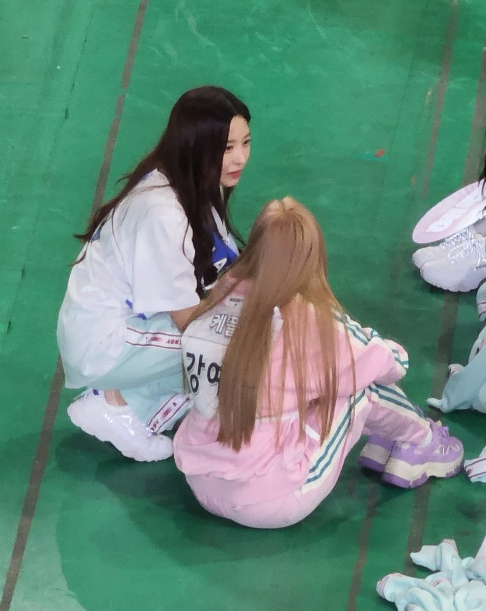 CLASSy_CENTRAL's tweet photo. [PHOTO] 220801 ⁠— #HYUNGSEO with KEP1ER's KANG YESEO on ISAC 2022 

#CLASSy #클라씨 #SHUTDOWN #CLASSISOVER #LIVESACROSS https://t.co/hKU9uUMpau
