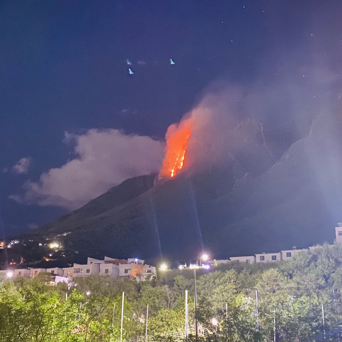 mikevillegasmx's tweet photo. Así el incendio de la silla y sin agua #Monterrey  #CerroDeLaSilla https://t.co/Ct7JY5ncUR