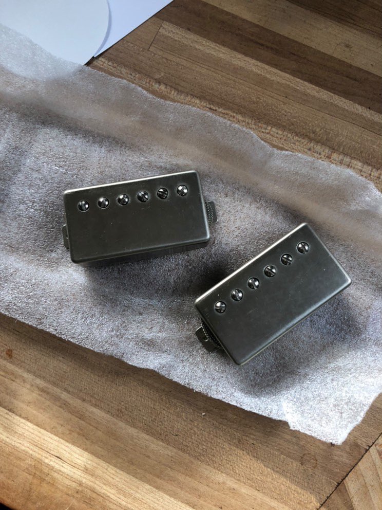Shiomgakkilover's tweet photo. My order guitar 備忘録。。
2021年11-12月
ピックアップはリンディーフレーリンに。オーダーして1ヶ月くらいで完成。ヴィンテージ風Row nicel仕上げに。ギター本体パーツもRow nicelにしてーと追加依頼　#madeinUSA #秘密基地 #gararge #guitar #seafoamgreen #DC #doublecutway @lindyfralinpickups https://t.co/m4ZUuLys8E