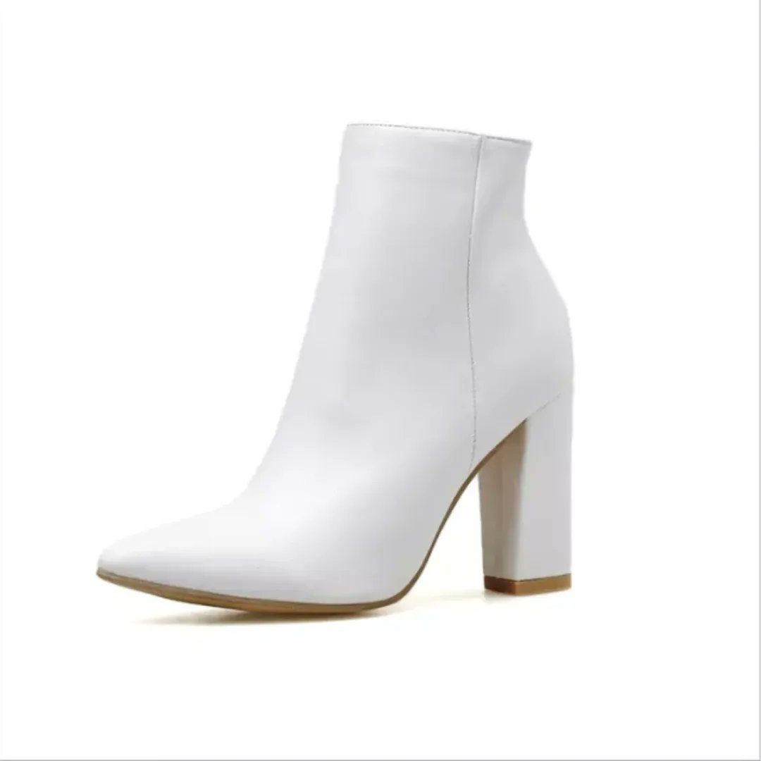 🛍️ Shop this white ankle boots at ksh 4,400
•
Heel height : 3 inches
•
Size available : 38,40,42
•
To place an order call or text us on 0700461005

 #bootskenya #bootsnairobi #bootsstyle #boots #ladiesbootskenya    #ikokiatu