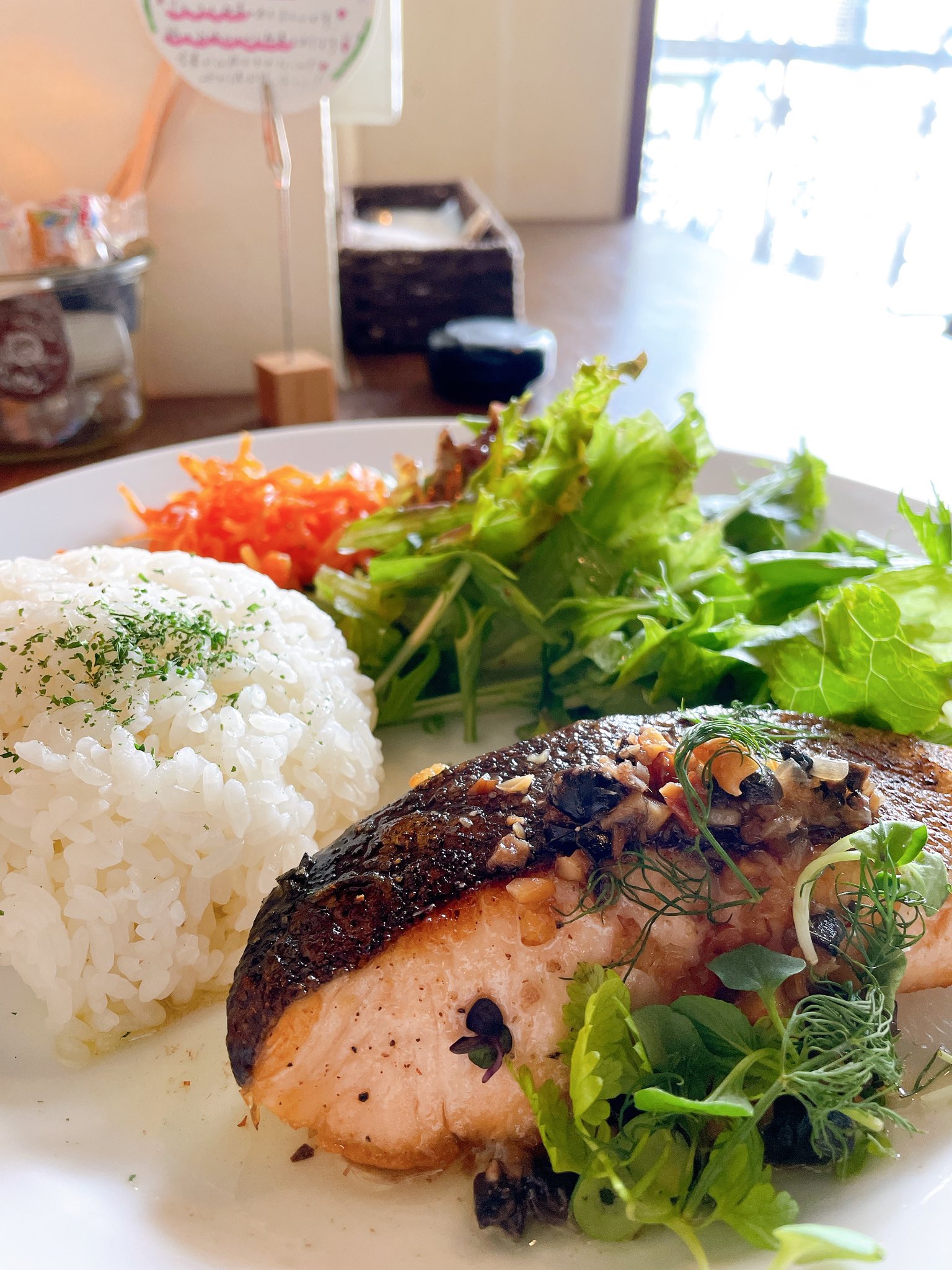 北野 翔 カフェご飯 サーモンムニエルとプリン ア ラ モードは情緒のある言葉の響きだと思っております 迷わず注文 T Co Jmqtsmfjgu Twitter