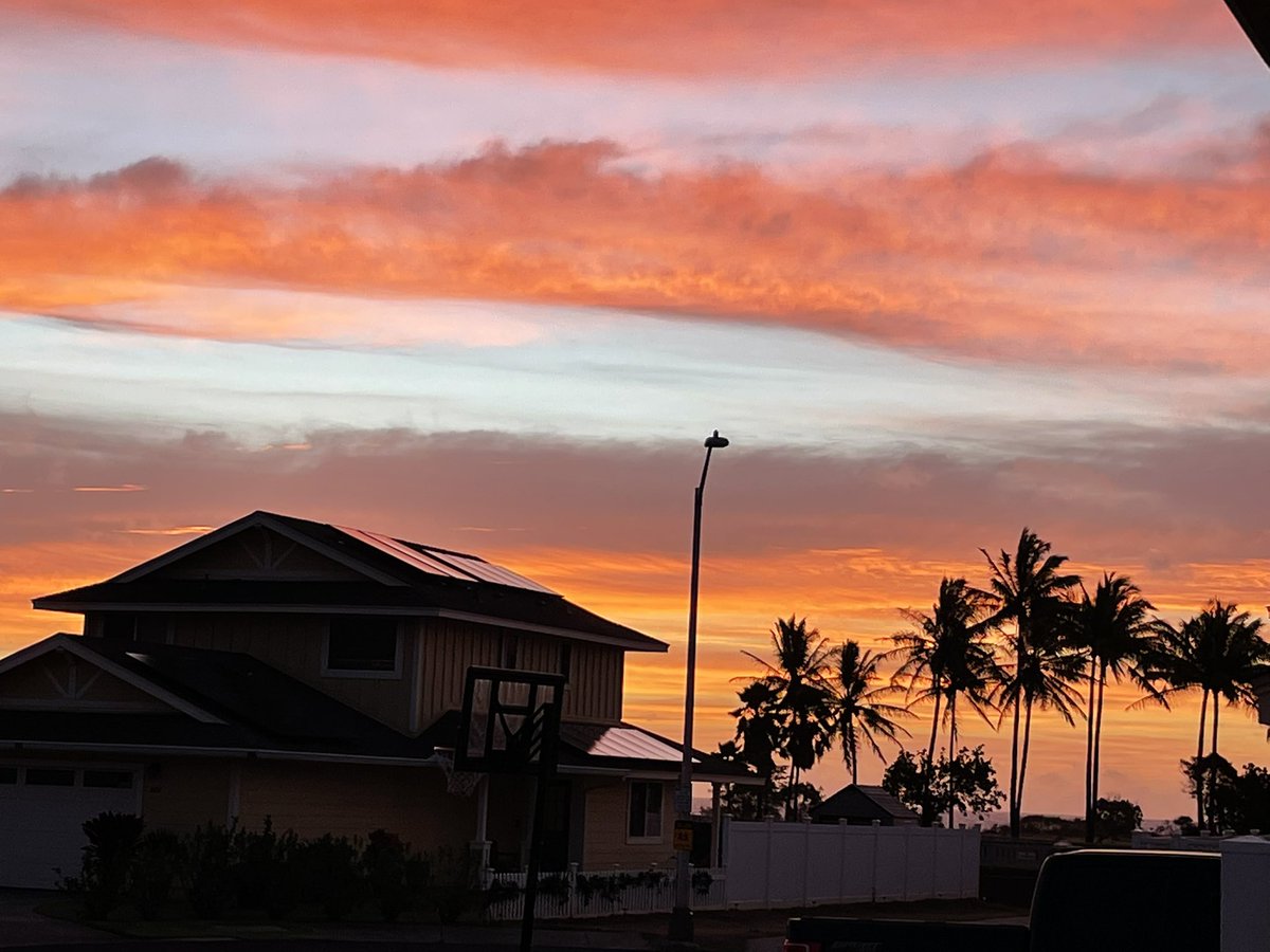 gallanthompson's tweet photo. Cul-de-sac sunrise. https://t.co/P4KVhMhog8