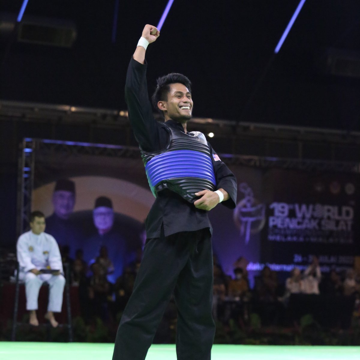 UnifiSports's tweet photo. Terima kasih Jufferi Jamari! 🙏🏻 

Jaguh silat dunia kita ini mengumumkan persaraannya selepas dia meraih gelaran keempat Juara Dunia semalam di Kejuaraan Pencak Silat Dunia. Kejayaan &amp; hadiah terakhir buat Malaysia. Semoga terus maju jaya, Jufferi. #KamiTeamMalaysia https://t.co/qkc4iYBlfF