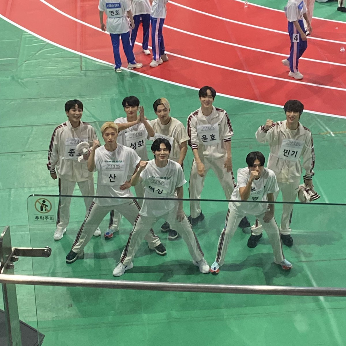 mamma403_'s tweet photo. 에이티즈 산악회포즈 절망편..... https://t.co/ARGP3sPN51