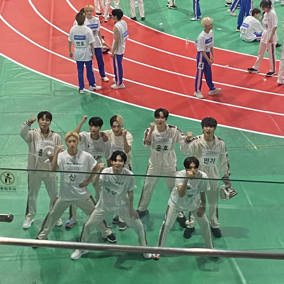 mamma403_'s tweet photo. 에이티즈 산악회포즈 절망편..... https://t.co/ARGP3sPN51