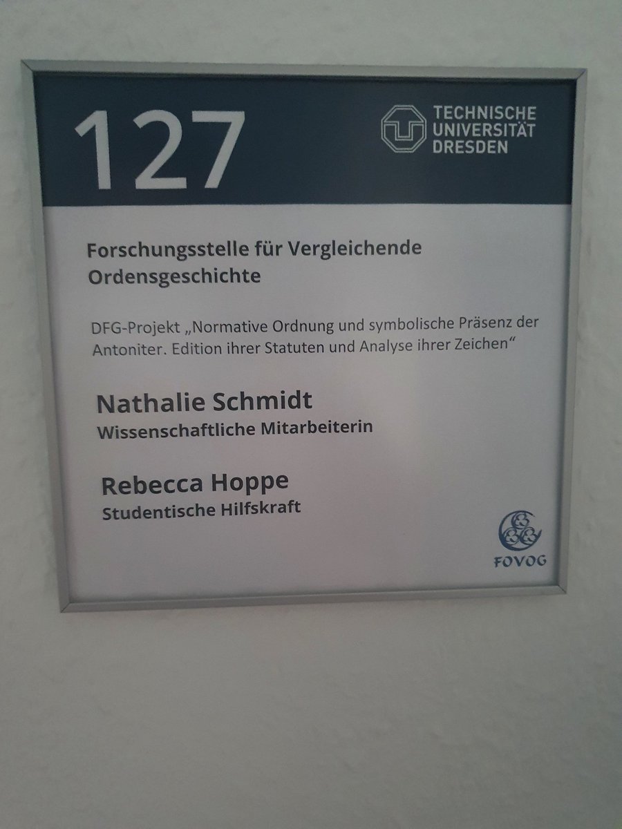 Thaliena_Nimsaj's tweet photo. Freitag noch Zeugnisübergabe, heute schon wissenschaftliche Mitarbeiterin 🤩 Auf drei gute kommende Jahre, @FOVOG_TUD! 🥳 #HistMonast #MedievalTwitter #GSWTUD https://t.co/ofFrwxUV5Y