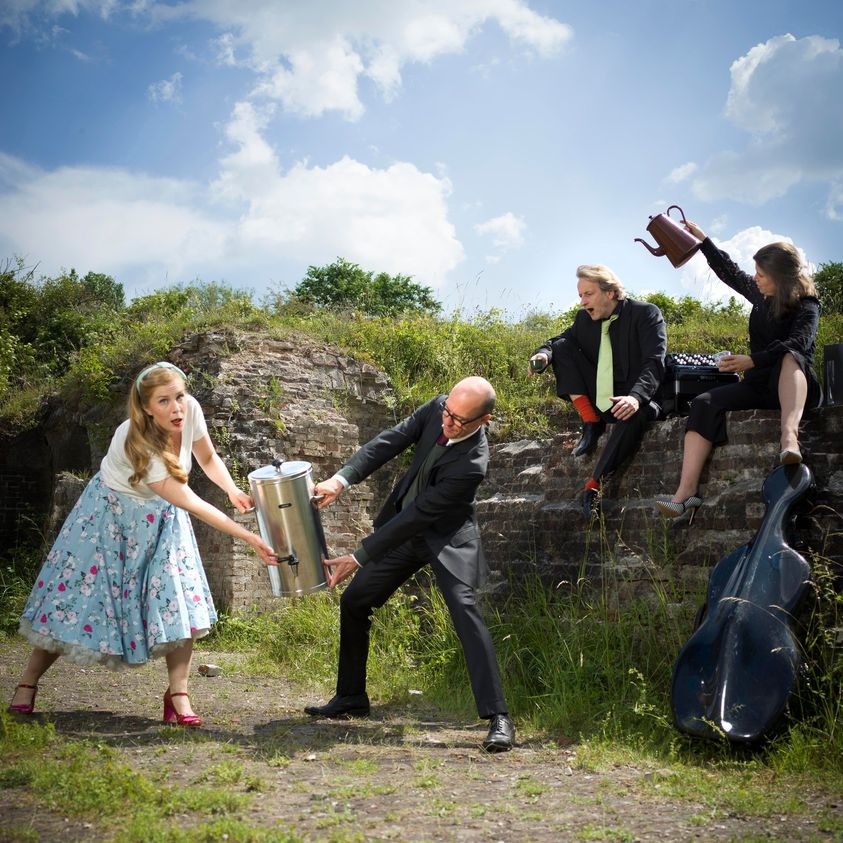 𝗕𝗮𝗸𝗸𝗶𝗲 𝗕𝗮𝗰𝗵, een geestige mini-opera☕️. In 2020 ontstaan. De muziektheatervoorstelling werd een gigantisch succes, kreeg aandacht in oa De Volkskrant en het NRC en werd geprezen. 19/20 aug. Festival Veenhuizen. Zie ook festivalveenhuizen.nl #muziek #verhalen #genieten