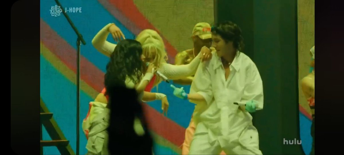 SofaMA14's tweet photo. Con todo respeto. 
Soy yo o estaba muy encimosita con Hobi? 
No soy Sotf Stan pero siento que hasta a veces el se sentía incómodo. Nunca había visto que los bailarines los tocaran tanto.
Siempre han sido tan respetuosos
#ChickenNoodleSoup #JHOPE #jhopeAtLollapalooza #HOBIPALO0ZA https://t.co/2oasvUHSy1