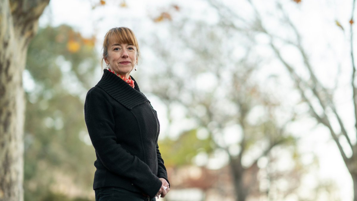 Professor Emily Banks AM has been honoured by the Australian Medical Association for her research on the dangers posed by e-cigarettes.

The <a href="/ama_media/">AMA Media</a> Gold Medal is the highest honour bestowed by the medical body. Congratulations Professor Banks! 👏

📖 anu.edu.au/news/all-news/…