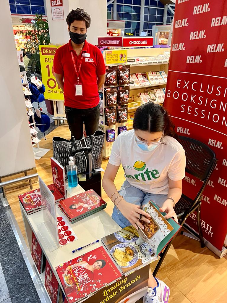 RelayIndia's tweet photo. #RelayAuthorSigning by #anahitadhony successfully at Relay India - Travel Retail Services Pvt ltd.
@delhiairport Grab your copy now @harpercollinsin
#Relayindia #authorsigning #authorsofindia https://t.co/wupDKA2b2P