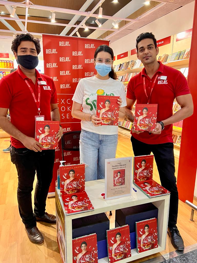 RelayIndia's tweet photo. #RelayAuthorSigning by #anahitadhony successfully at Relay India - Travel Retail Services Pvt ltd.
@delhiairport Grab your copy now @harpercollinsin
#Relayindia #authorsigning #authorsofindia https://t.co/wupDKA2b2P